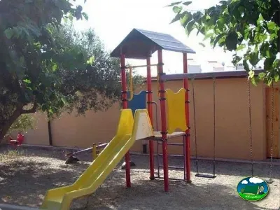 Parque infantil con tobogán y columpios del Camping La Llosa, Cambrils (Tarragona)