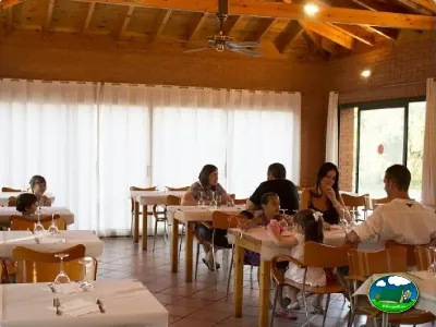 Restaurante interior con familias y niños del Camping La Llosa, Cambrils (Tarragona)