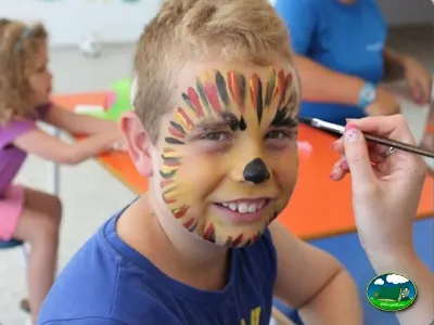 Parque infantil, pintacaras en actividades del Camping La Llosa, Cambrils (Tarragona)