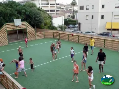 Parque infantil con cancha deportiva y niños jugando del Camping La Llosa, Cambrils (Tarragona)